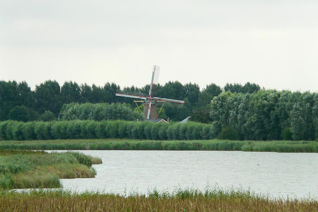 7, Molen 04201 Vogelzicht (Kuitaart), Justin van den Heuvel (13-8-2016)De molen gezien over het meer 'De Vogel'. De molen is uit sommige richtingen al van kilometers ver te zien.  | Database Nederlandse molens