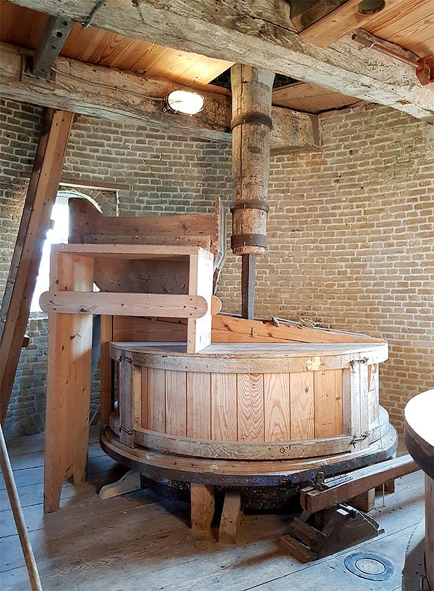 8, Molen 03557 Korenhoop (Meliskerke), Pieter Zuijkerbuijk (19-1-2019)Het eerste koppel maalstenen. | Database Nederlandse molens
