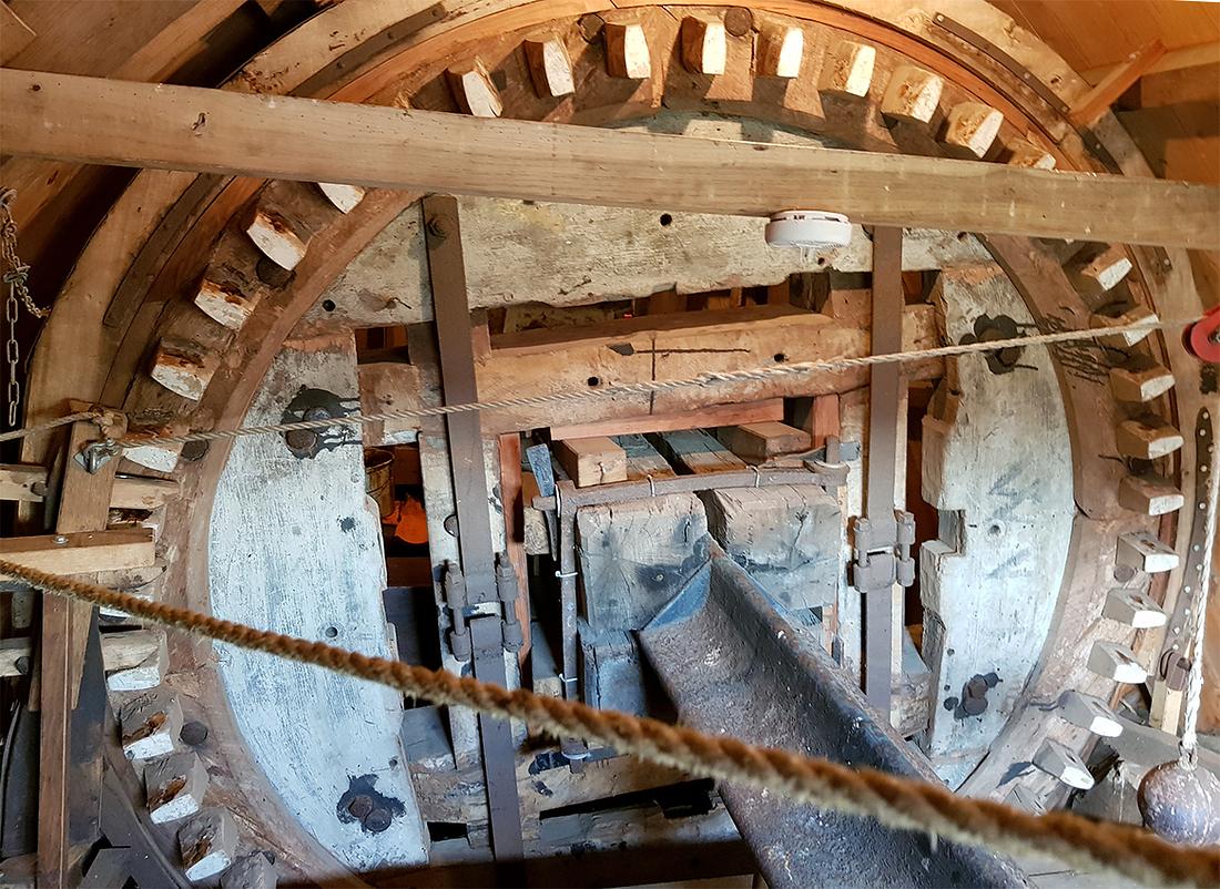 17, Molen 03557 Korenhoop (Meliskerke), Pieter Zuijkerbuijk (19-1-2019)Blik op het zeer oude bovenwiel. De inkepingen voor de spaken zijn, met name in het plooistuk rechts op de foto, duidelijk te zien.  | Database Nederlandse molens