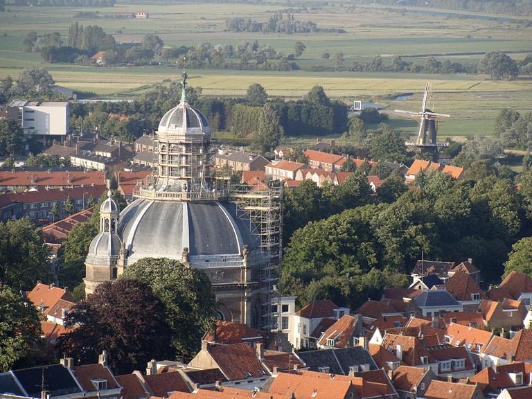 3, Molen 01660 De Koning (Middelburg), Dennis Bommeljé  (27-6-2008)Links op de foto de Oostkerk, rechts De Koning vanaf de Lange Jan (hoge kerktoren in Middelburg red.) | Database Nederlandse molens
