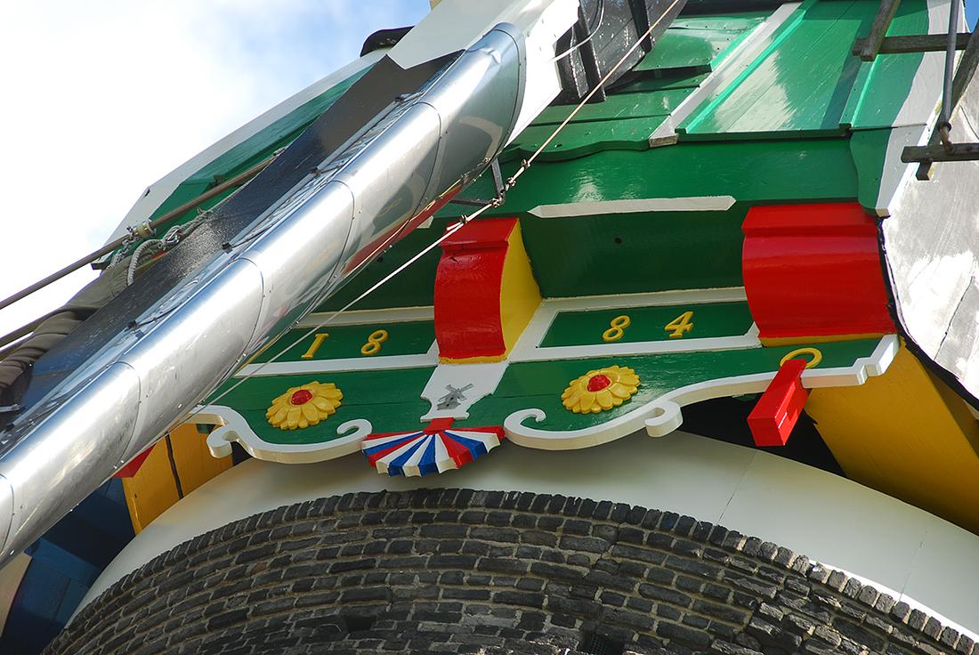 6, Molen 01660 De Koning (Middelburg), Harmannus Noot (28-8-2015).De mooi versierde baard. | Database Nederlandse molens