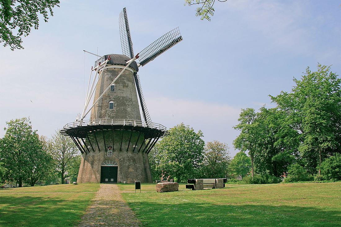 4, Molen 03320 De Seismolen (Middelburg), Ton Koorevaar (24-5-2012)Rechts op de foto een zitbank, deels gemaakt uit fragmenten van oude roeden uit deze molen. | Database Nederlandse molens