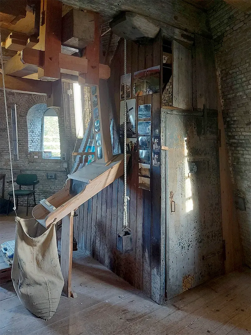 14, Molen 03320 De Seismolen (Middelburg), Jesse Bergquist (24-11-2022)Maalbak van de blauwe steen met het zeer oude tochten boven de trap. | Database Nederlandse molens