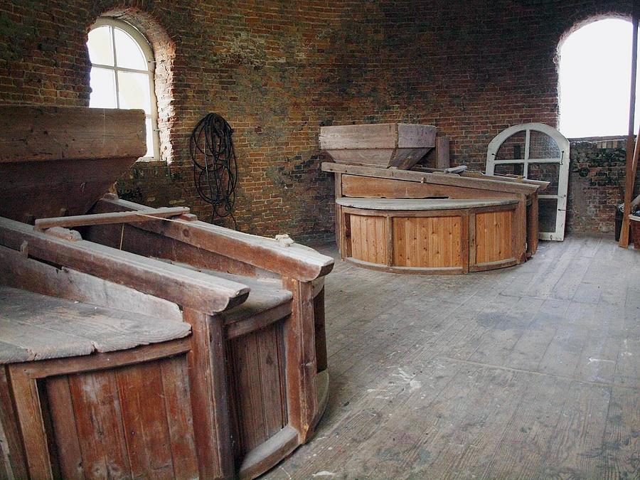 8, Molen 01663 Ons Genoegen (Middelburg), Jeroen van Dijke (30-1-2014)De twee los opgestelde steenkuipen, afkomstig uit molen De Koning in Middelburg. | Database Nederlandse molens