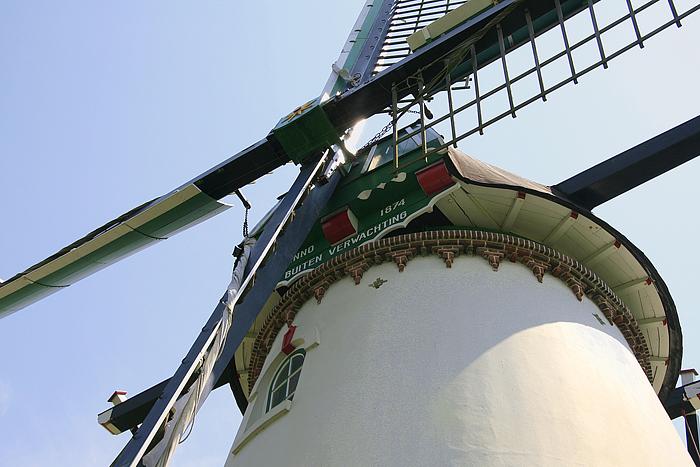 7, Molen 03560 Buiten Verwachting (Nieuw- en St. Joosland), Ton Koorevaar (24-5-2012)De fraaie gemetselde consoles aan de bovenrand van de stenen romp. | Database Nederlandse molens