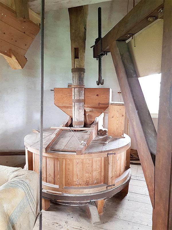 13, Molen 03560 Buiten Verwachting (Nieuw- en St. Joosland), Pieter Zuijkerbuijk (3-5-2019)De molen heeft drie koppels maalstenen. | Database Nederlandse molens
