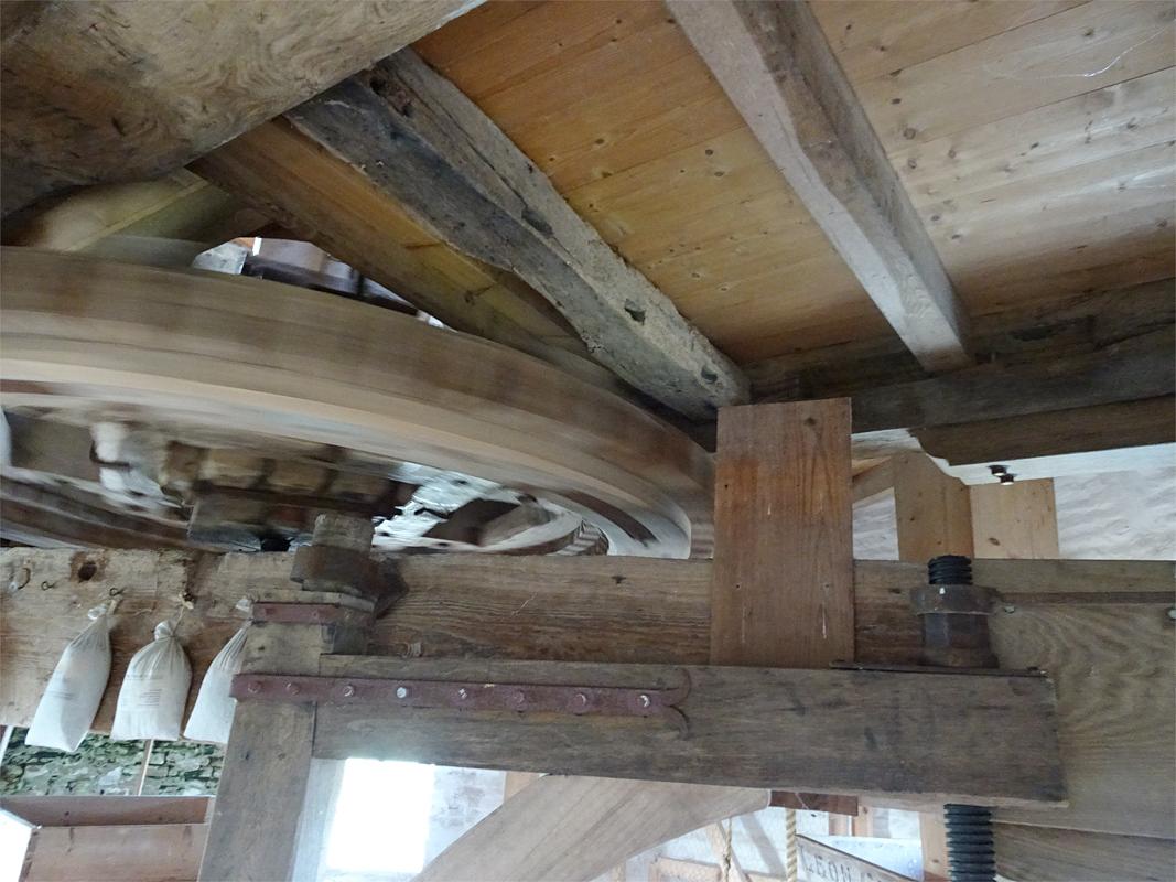 9, Molen 01670 (Naamloos) (Nieuwvliet), Jan de Witte (7-8-2019)Stuk van een houten roe als balk gebruikt. | Database Nederlandse molens