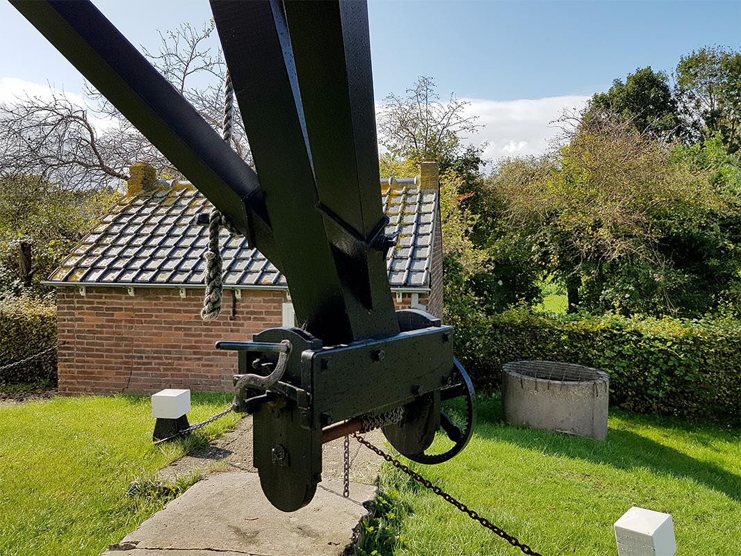 6, Molen 03566 De Poel (Nisse), Pieter Zuijkerbuijk (2-10-2019)De nog aanwezige tunnel en de waterput die voor het koelwater moest zorgen in het voormalige motorkot..  | Database Nederlandse molens