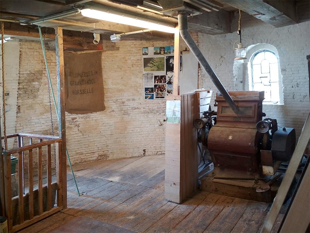 13, Molen 01664 De Pere (Oost-Souburg), Patrick Desmedt (19-7-2018)De tarwepletter uiterst rechts. Deze is 2e hands gekocht door Kees Kasse rond het jaar 1940. | Database Nederlandse molens