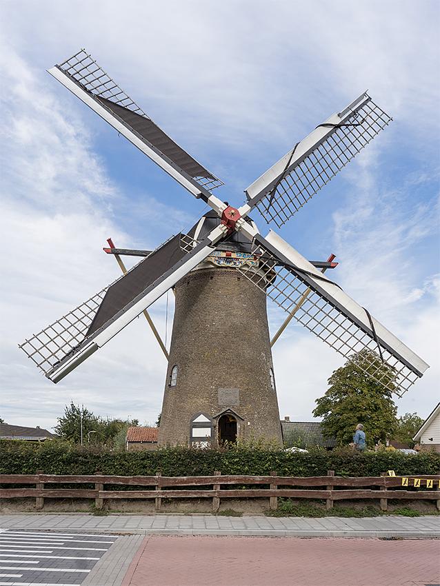 Molen 01882 (Naamloos) (Oosterland), Marcel van Nies (8-9-2018)Zo te zien is men aan het afzeilen of stevig aan het zwichten!  | Database Nederlandse molens
