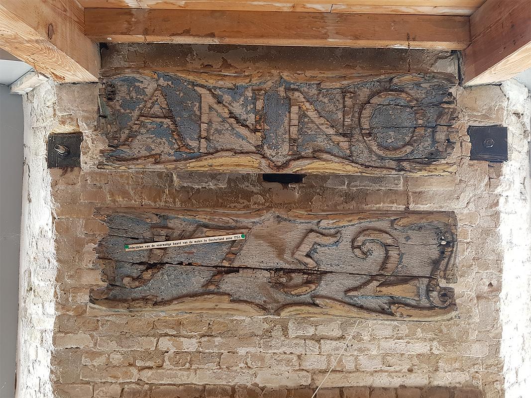 8, Molen 01882 (Naamloos) (Oosterland), Pieter Zuijkerbuijk (18-09-2019)Deze fragmenten van de oude baard zijn te bewonderen in molen De Noorman te Westkapelle. | Database Nederlandse molens