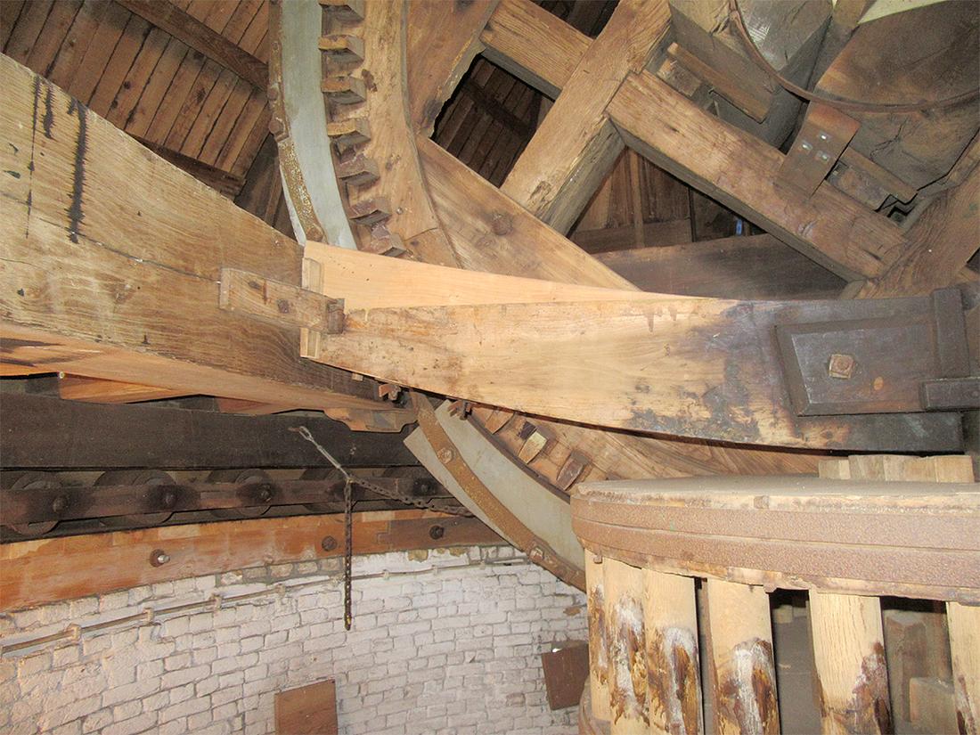 17, Molen 01882 (Naamloos) (Oosterland), Frank Moerland (15-9-2018)Bijzondere kromme ijzerbalk | Database Nederlandse molens
