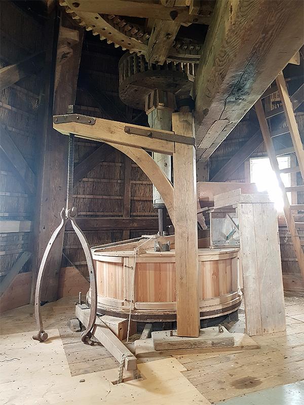12, Molen 04896 De Blazekop (Ovezande), Pieter Zuijkerbuijk (6-4-2018)Op de voorgrond de in 2017 compleet vernieuwde steenkraan. | Database Nederlandse molens