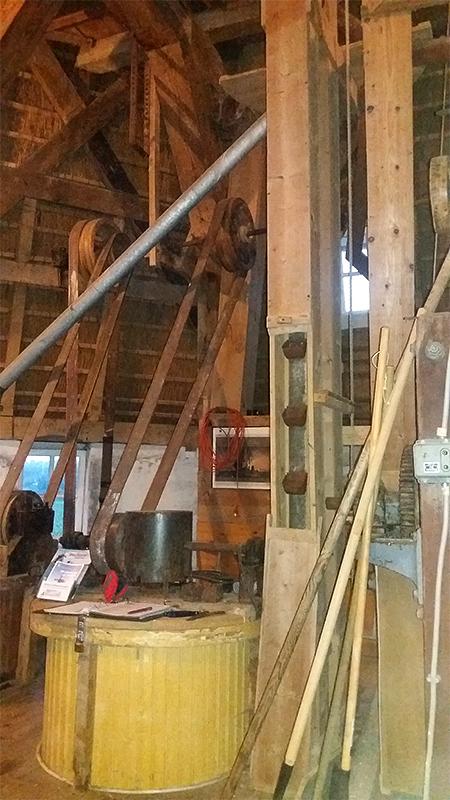 15, Molen 04896 De Blazekop (Ovezande), Arie van Loo (27-8-2018)Elevator met zicht op drijfriemen. | Database Nederlandse molens