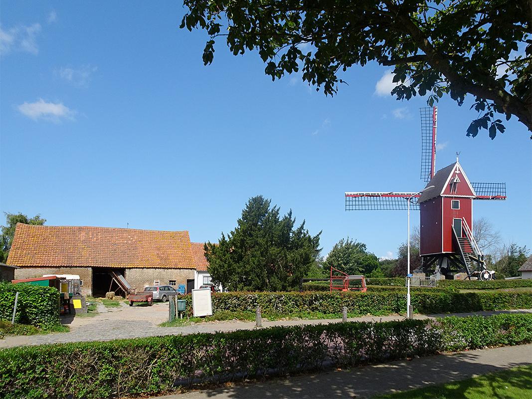 1, Molen 01673 (Naamloos) (Retranchement), Jan de Witte (7-8-2019)Molen met achterliggende boerderij, vroeger heel gewoon op vele plaatsen. Nu een nog weinig voorkomend geheel. | Database Nederlandse molens