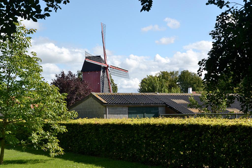 3, Molen 01673 (Naamloos) (Retranchement), Rob Pols (10-8-2014). Duidelijk is te zien dat er wel wat windbelemmering is. | Database Nederlandse molens