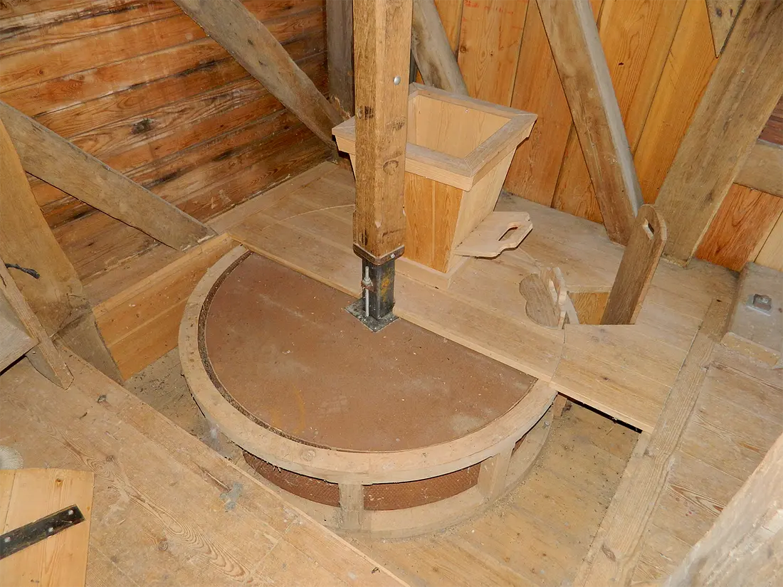 13, Molen 01673 (Naamloos) (Retranchement), Vincent Mepschen (14-8-2021)Vrij bijzonder voor een standerdmolen: een pelsteen. | Database Nederlandse molens