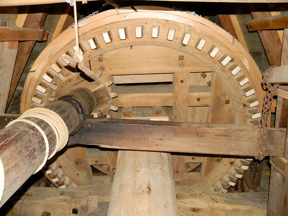 16, Molen 01673 (Naamloos) (Retranchement), Vincent Mepschen (14-8-2021)Het voorste bovenwiel, tevens vangwiel met de houten hoepelvang. | Database Nederlandse molens