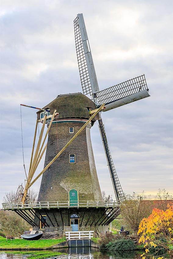 6, Molen 00101 Haastrechtse Molen / Poldermolen Beneden Haastrecht (Gouda), Frank Hendriks (20-11-2020)De water uitlaat op de Hollandsche IJssel | Database Nederlandse molens