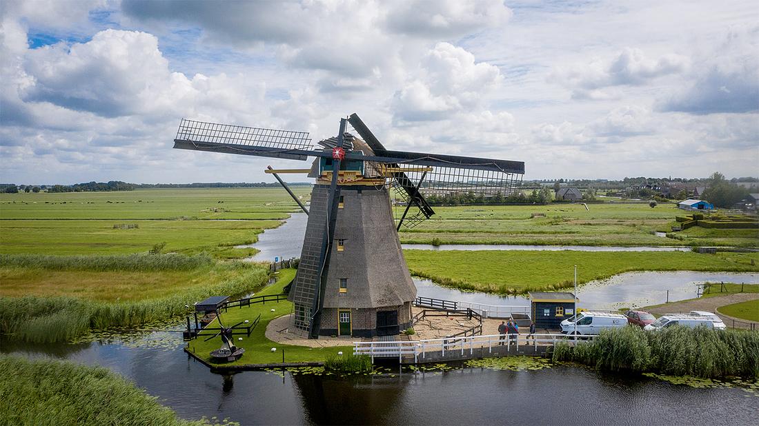 5, Molen 01484 Goudriaanse Molen (Goudriaan), Cees van der Wal (7-7-2020)Roedebreuk! Op deze dronefoto zijn de molenmakers van de fa. De Gelder al aanwezig om de schade op te nemen. | Database Nederlandse molens
