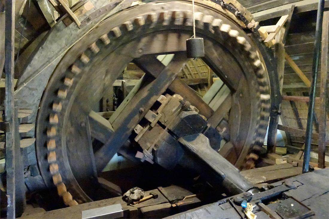 18, Molen 01484 Goudriaanse Molen (Goudriaan), Louis Maas (6-10-2018)Opmerkelijk bovenwiel met acht smalle plooistukken. Let op de bovenas, van 'kort' model: de penbalk bevindt zich vlak achter de ijzerbalk.  | Database Nederlandse molens