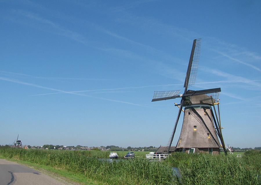 4, Molen 01487 Achtkante Molen (Groot-Ammers), Piet Glasbergen (18-8-2012)Links op de achtergrond de Gelkenes Molen en de Graaflandse Molen. | Database Nederlandse molens