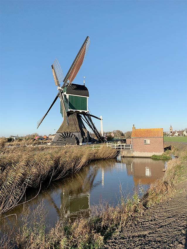 7, Molen 01489 Gelkenesmolen (Groot-Ammers), Mark Dwarswaard (18-11-2020)De Gelkenes Molen na de aanleg van de omleiding van het fietspad om de molen zodat het verkeer niet meer over de kaai over het erf hoeft en derhalve kan de molen draaien met de staart over de kaai. | Database Nederlandse molens
