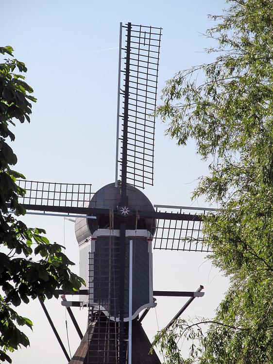 6, Molen 00948 Geremolen / Blauwe Wip (Hazerswoude), Piet Glasbergen (4-6-2013). Let op de voorzoom, die geheel op scheerhouten en niet op de hekkens is bevestigd.  | Database Nederlandse molens