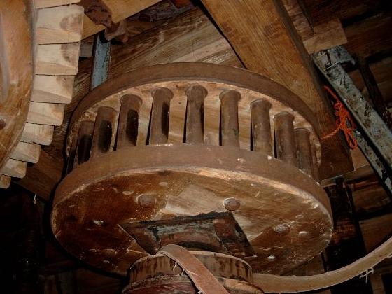 7, Molen 00950 Nieuw Leven (Hazerswoude), Het merkwaardige steenschijfje van deze korenmolen.  Leo Middelkoop (29-11-2003). | Database Nederlandse molens