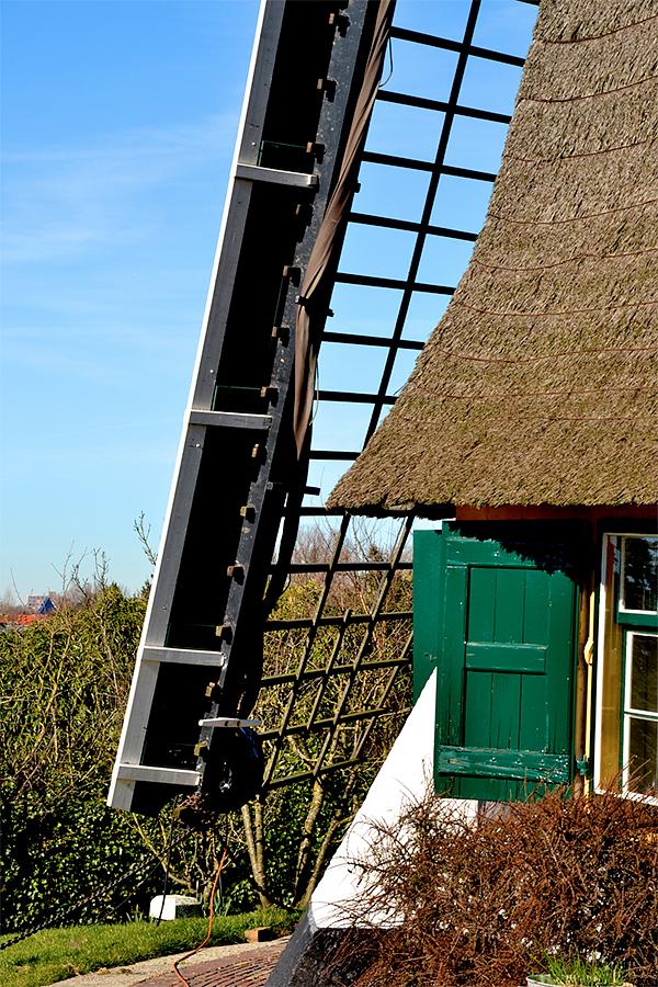 9, Molen 01764 De Prinsenmolen (Rotterdam), Rob Pols (25-2-2019)Het ondereind van een wiek. Te zien zijn de scheerhouten om de windborden meer opstand (schuinte) te geven. Verder is er een klamp om het zeil in opgerolde toestand aan vast te knopen. Dergelijke klampen kwamen bij bijna alle poldermolens langs de Rotte voor, zo ook bij de nog bestaande molens in Zevenhuizen. | Database Nederlandse molens