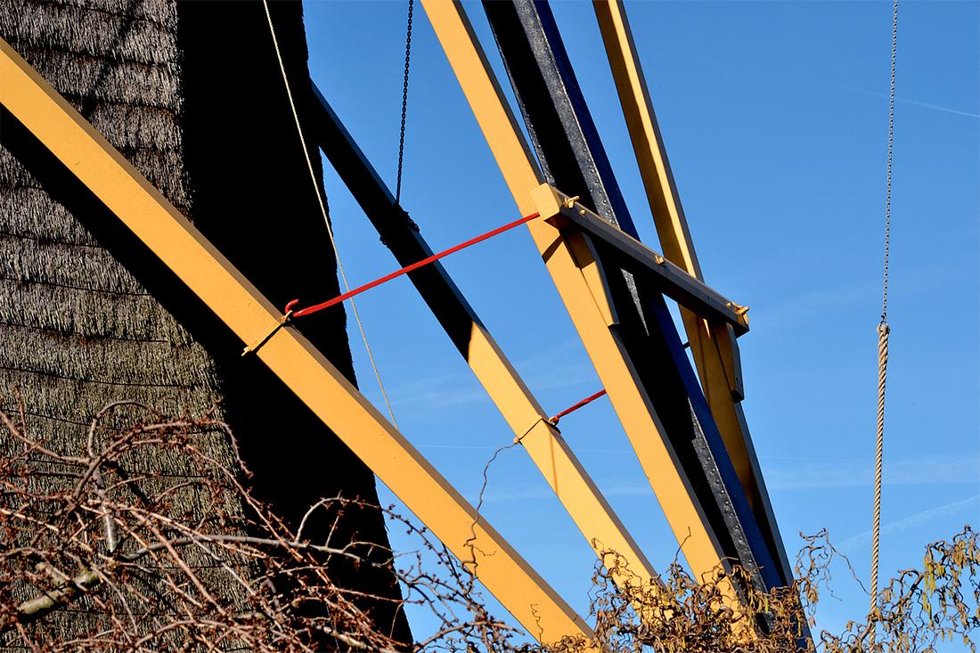 8, Molen 01764 De Prinsenmolen (Rotterdam), Rob Pols (25-2-2019)De Prinsenmolen is de enige bestaande molen op Rotterdams grondgebied die altijd een galghout op de staart heeft gehad. Het galghout is vrij kort en laag op de staart aangebracht. | Database Nederlandse molens