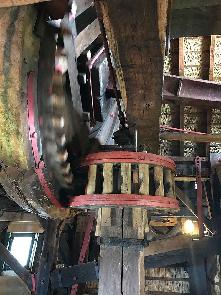 9, Molen 02772 De Nieuwlandse Molen (Hoek van Holland), Toby de Kok (10-9-2017)De schietstaven zijn uit het bovenschijfloop gehaald. Bemerk de lagering van de koningspil; vóór de ijzerbalk! | Database Nederlandse molens