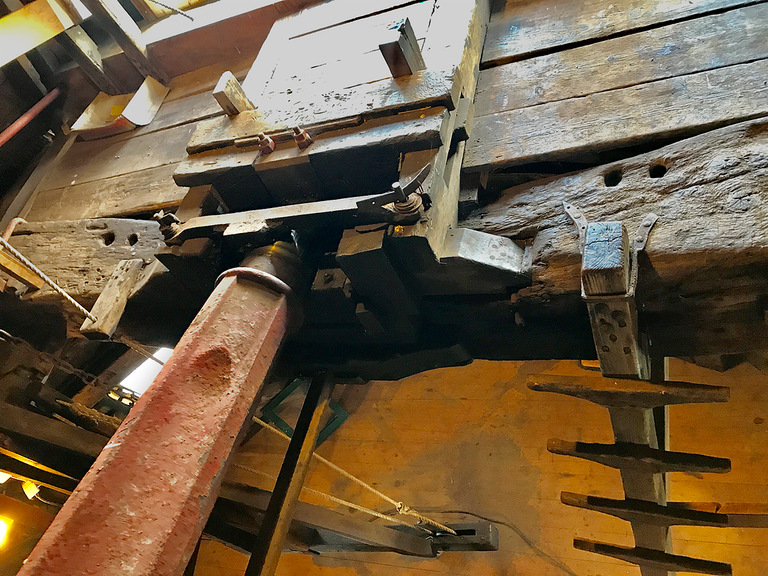 11, Molen 02772 De Nieuwlandse Molen (Hoek van Holland), Toby de Kok (10-9-2017)Een van de oudste onderdelen van de molen; de penbalk. Waar de gaten aan beide zijden naast de pen van de as voor hebben gediend is tot op heden niet bekend. Iemand? | Database Nederlandse molens
