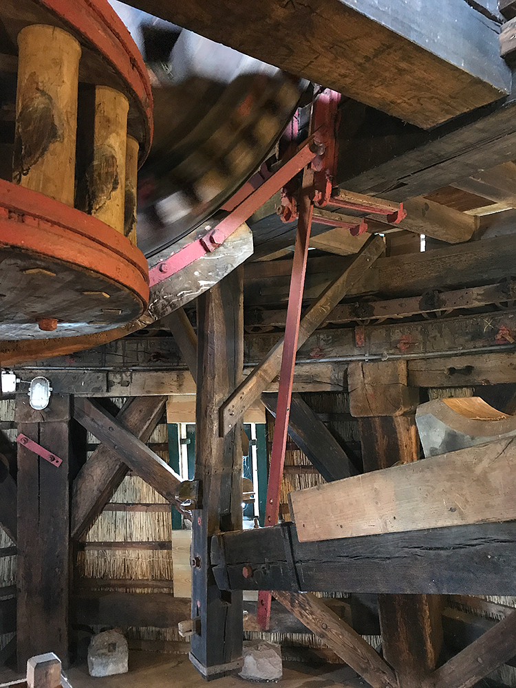12, Molen 02772 De Nieuwlandse Molen (Hoek van Holland), Toby de Kok (10-9-2017)De ophanging van de vang aan de stroppen die rondom het voeghout zitten. | Database Nederlandse molens