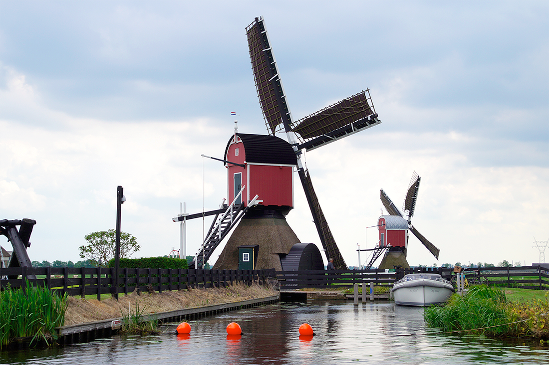 3, Molen 02490 Doesmolen (Hoogmade), Matthieu Hoogduin (20-5-2017)Links de Doesmolen. Rechts de gewezen Kalkmolen. | Database Nederlandse molens