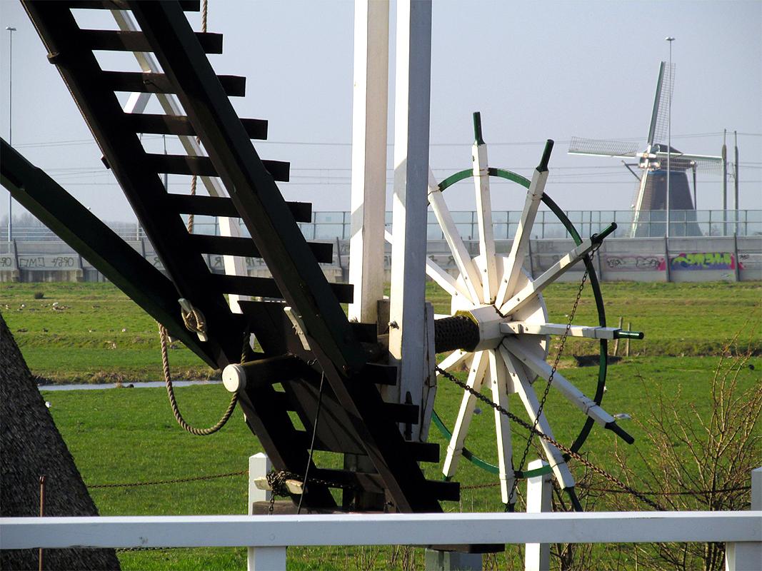 7, Molen 01814 Hoogmadese Molen / de Heerlijkheid (Hoogmade), Piet Glasbergen (11-3-2014)Op de achtergrond de Blauwe Molen met ervoor de hogesnelheidslijn.  | Database Nederlandse molens