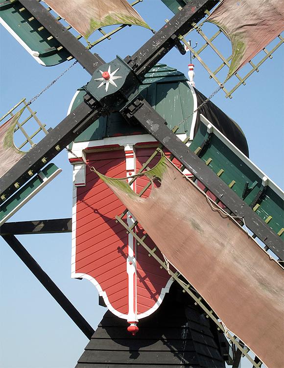 6, Molen 01798 De Kager (Kaag), Piet Glasbergen (8-9-2016)Voorkant kap en wiekenkruis. De nieuwe zeilen liggen klaar; dat was althans het commentaar van Jan Verhaar de molenaar.  | Database Nederlandse molens