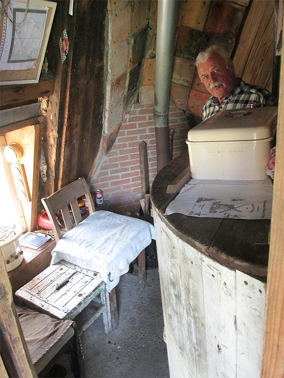 9, Molen 01798 De Kager (Kaag), Piet Glasbergen (8-9-2016)Interieur. Molenaar Jan Verhaar vertelt hoe zijn vader daar altijd zat bij weer en wind met zijn allesbrander. Uit piëteit laat hij het intact. | Database Nederlandse molens
