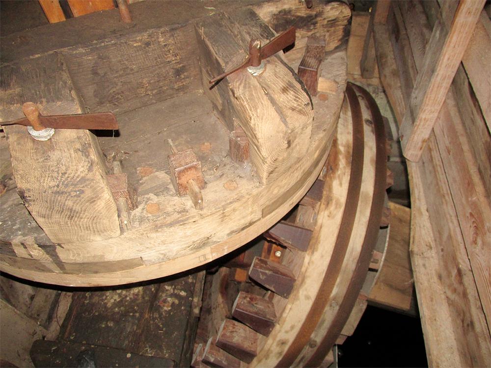 10, Molen 01798 De Kager (Kaag), Piet Glasbergen (8-9-2016)De overbrenging van onderbonkelaar naar vijzelwiel. | Database Nederlandse molens