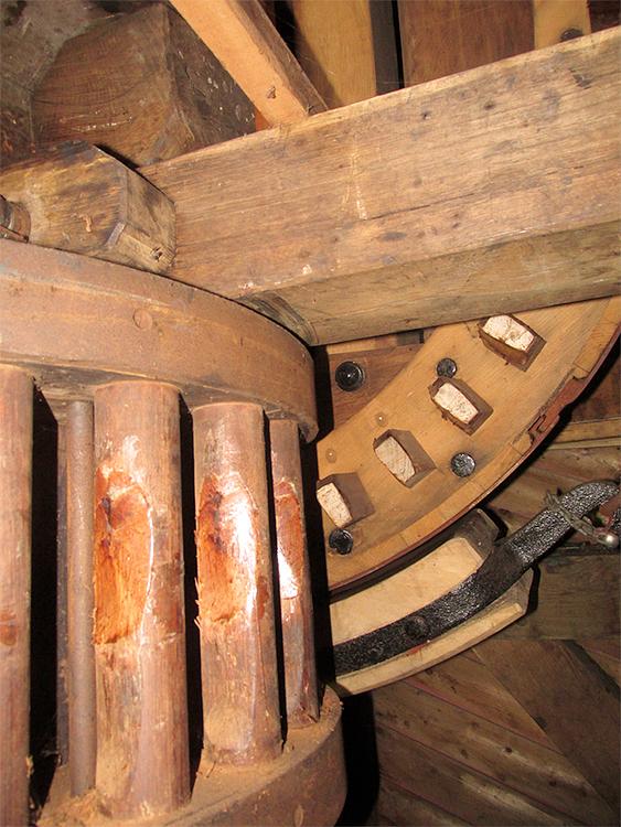 11, Molen 01798 De Kager (Kaag), Piet Glasbergen (8-9-2016). Bovenschijfloop  (vooraan) met bovenwiel en aanzet van het buikstuk van de vang.  | Database Nederlandse molens