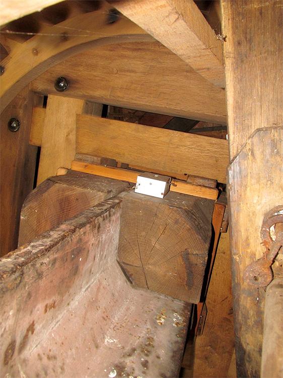 12, Molen 01798 De Kager (Kaag), Piet Glasbergen (8-9-2016)De bevestiging van het bovenwiel om de bovenas (met de teller....) | Database Nederlandse molens