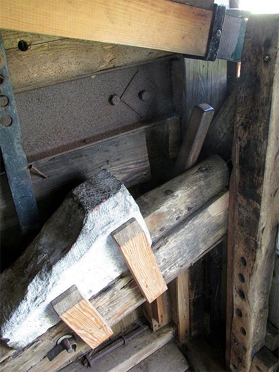 13, Molen 01798 De Kager (Kaag), Piet Glasbergen (8-9-2016). Extra gewicht op de vangbalk.  | Database Nederlandse molens