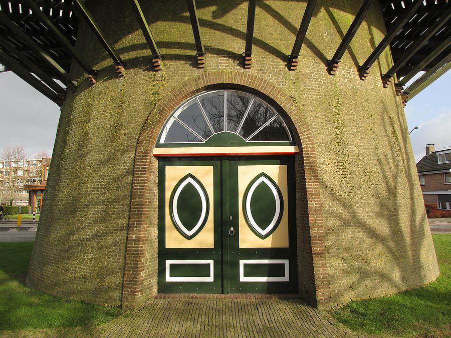 4, Molen 01781 De Geregtigheid (Katwijk), Piet Glasbergen (8-2-2015)Zulke fraaie ingangsdeuren kom je bij molens niet vaak tegen. | Database Nederlandse molens