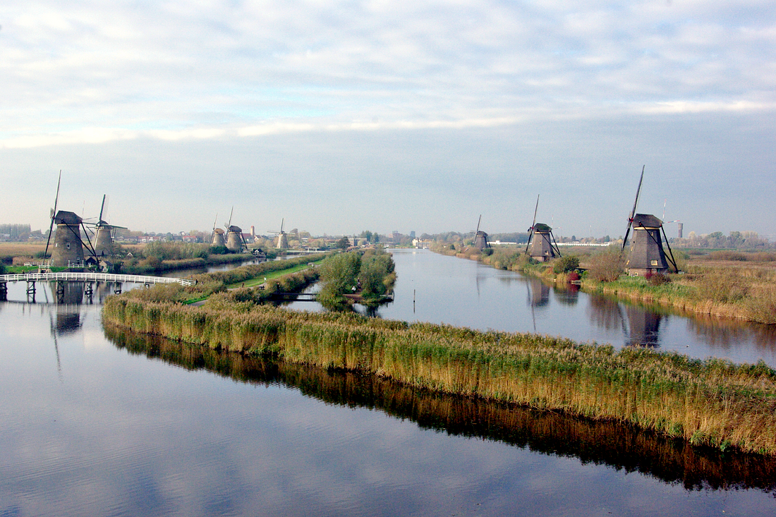 6, Molen 11663 De Blokker / Blokweerse wip (Alblasserdam (Kinderdijk)), Ronald Troost (3-11-2017)Overzicht molens in Kinderdijk vanuit het bovenhuis. | Database Nederlandse molens