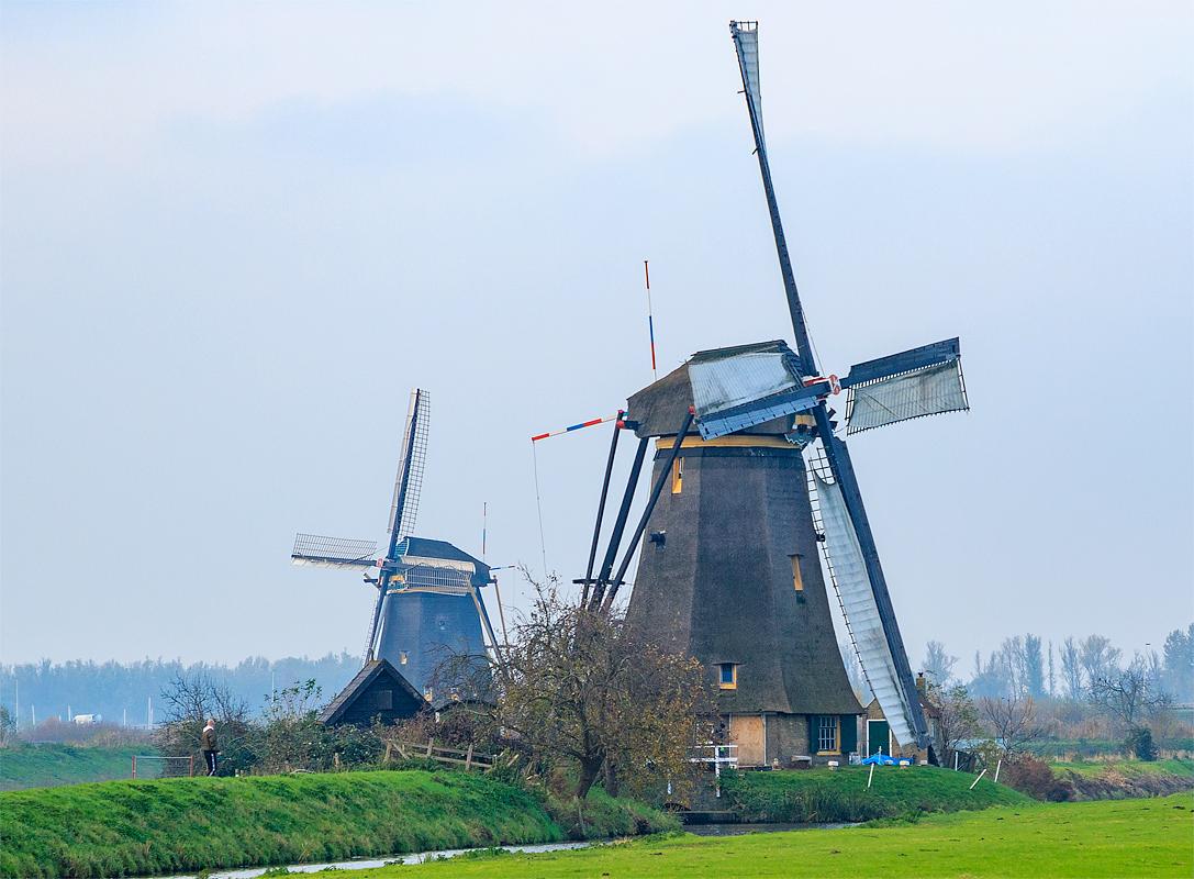 4, Molen 01510 Lage (of Kleine) Molen (Nieuw-Lekkerland), Frank Hendriks (21-11-2019)Op de achtergrond de Hoge Molen. | Database Nederlandse molens