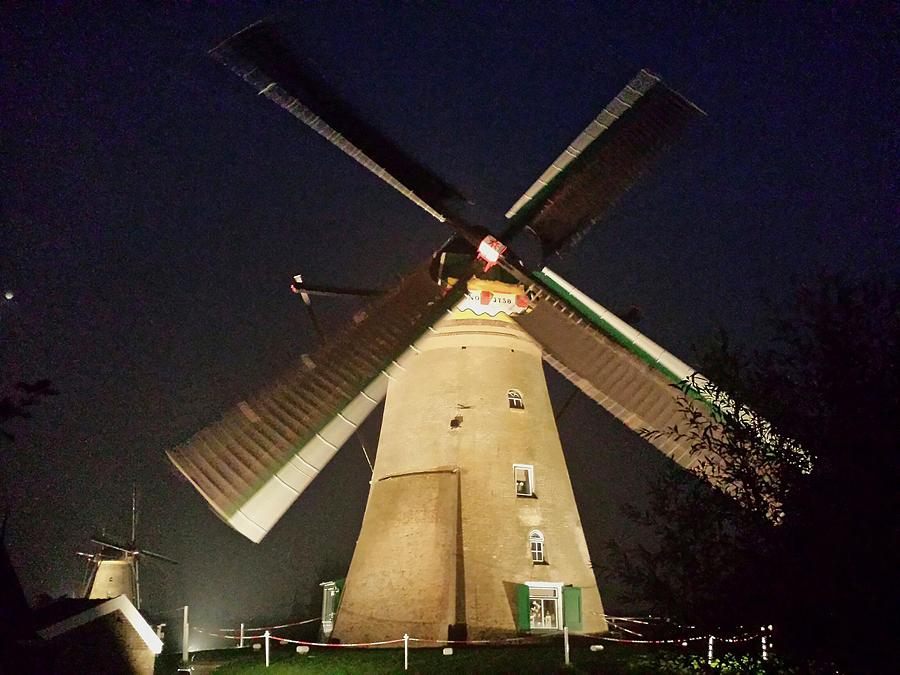 6, Molen 01512 bis Nederwaard Molen No.1 (Kinderdijk), Theo de Rooij (5-9-2014)De molen draaiend tijdens de jaarlijkse verlichtingsweek.  | Database Nederlandse molens