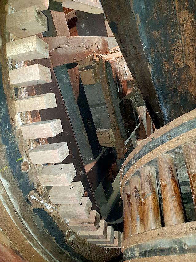 15, Molen 01513 bis Nederwaard Molen No.2 (Kinderdijk), Marc Polderman (11-1-2019)Het bovenwiel wordt verkamd.&nbsp; | Database Nederlandse molens