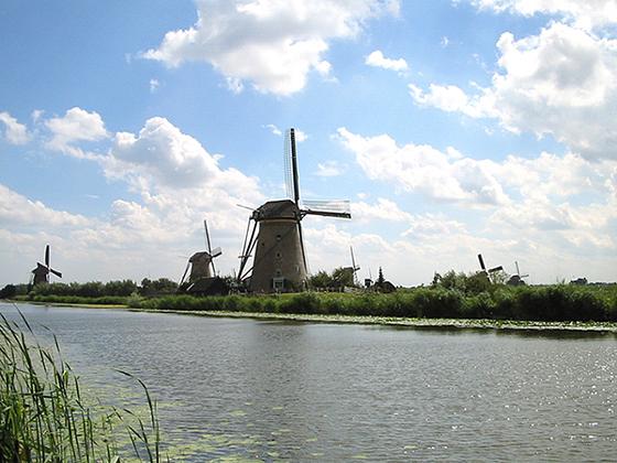 2, Molen 01514 bis Nederwaard Molen No.3 (Kinderdijk), Rob Pols (31-7-2006)Op de voorgrond molen No. 3.  | Database Nederlandse molens
