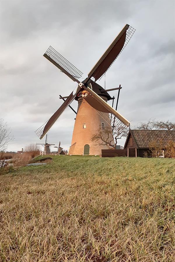 5, Molen 01515 bis Nederwaard Molen No.4 (Kinderdijk), Arjan Hoek (19-12-2020)Molen draait met 2 halven en 1 'stukkie', dat 'stukkie' zorgde ervoor dat de molen met een ongelijke wind toch zijn snelheid hield. Dit komt vaker voor in de Alblasserwaard en werkt erg goed. | Database Nederlandse molens