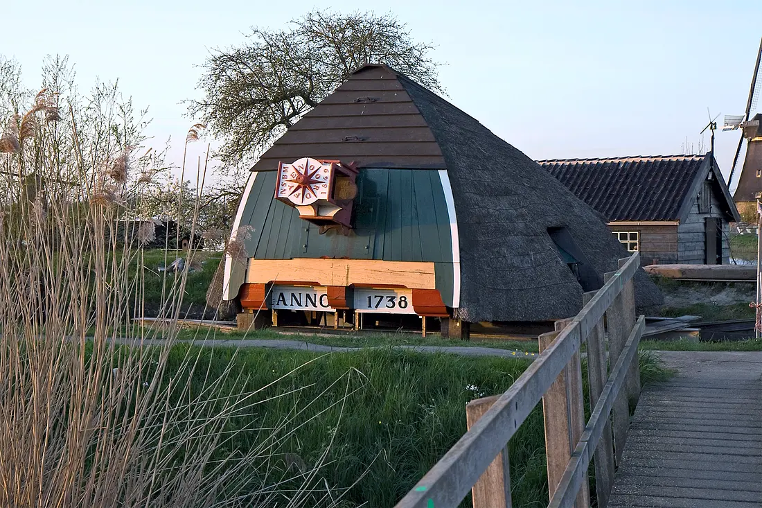 7, Molen 01516 bis Nederwaard Molen No.5 (Kinderdijk), Dirk Zuidgeest (8-4-2011)De kap werd van nieuw riet voorzien tijdens de reconstructie van de molen. | Database Nederlandse molens